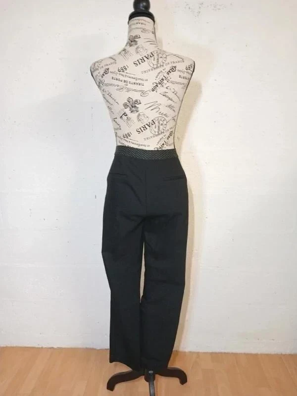 Pantalon noir droit avec détail simili cuir aux poches Emma & Caro – Taille 38 (
